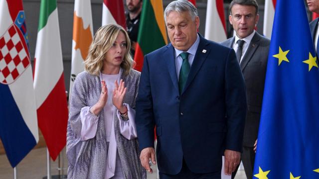 La italiana Giorgia Meloni conversa con el húngaro Viktor Orbán durante el Consejo Europeo de este jueves en Bruselas