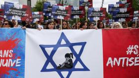 Una manifestación contra el antisemitismo en la plaza de la Bastilla tras la violación de la niña de Courbevoie.