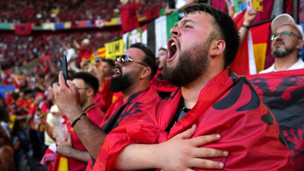 Hinchas de la selección albanesa entonan cánticos en el partido contra Croacia.