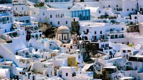 Los edificios blancos característicos de Fira, en Santorini (Grecia)