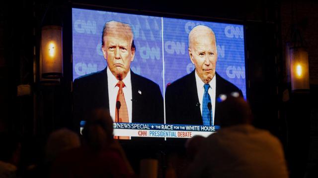 Ciudadanos estadounidenses siguen el debate presidencial entre Biden y Trump desde México.