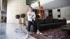 Joaquín Torres es el artífice del estudio de arquitectura A-Cero; durante su etapa junto a Luis García Cereceda, construyó casi un centenar de viviendas en la exclusiva urbanización La Finca; también ha diseñado las mansiones del dueño de Inditex en La Coruña y de la Reina del Pop en Dubái.