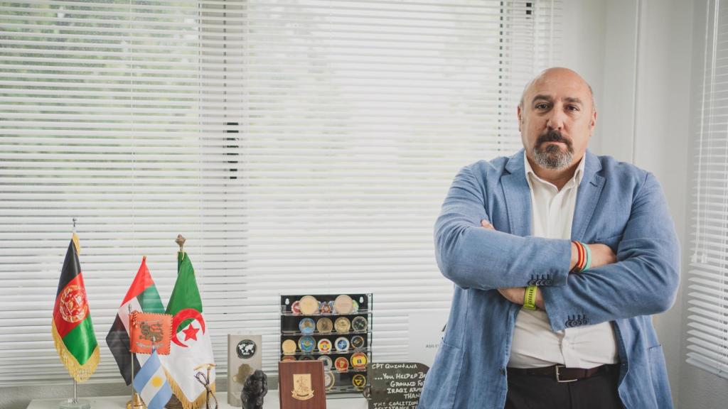 Jorge Quintana, en su despacho, donde atesora varias distinciones logradas a lo largo de su trayecroria profesional.