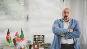 Jorge Quintana, en su despacho, donde atesora varias distinciones logradas a lo largo de su trayecroria profesional.