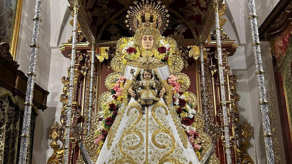 La réplica de la Virgen del Rocío que procesiona en la feria de Pilas.
