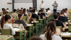 Imagen de archivo de alumnos en clase.