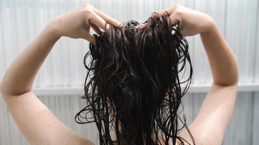 Mujer lavándose el pelo.