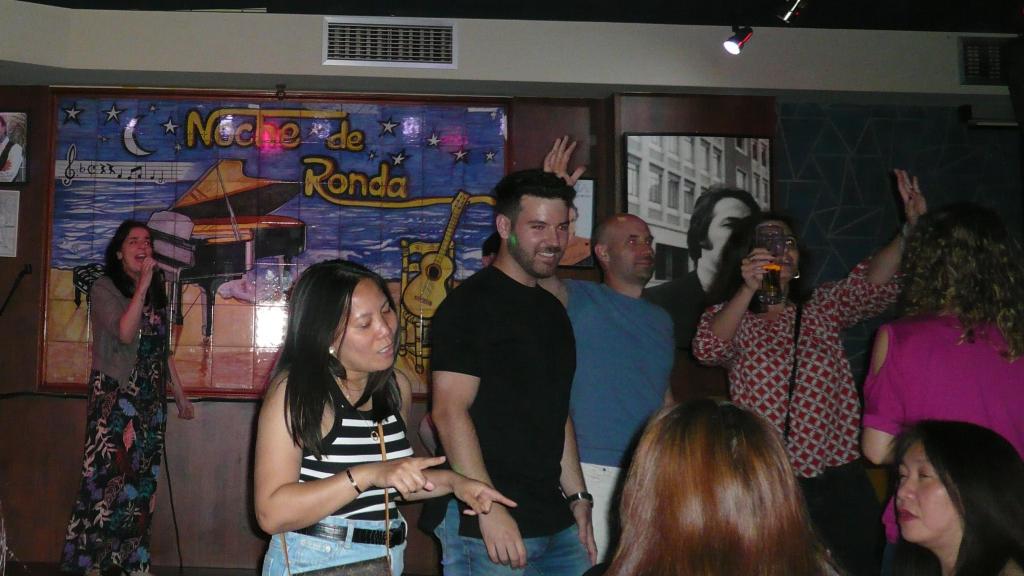 El karaoke de Valencia donde Nebulossa grabó Zorra y que triunfa desde 1994: abierto a todas las edades y colectivos