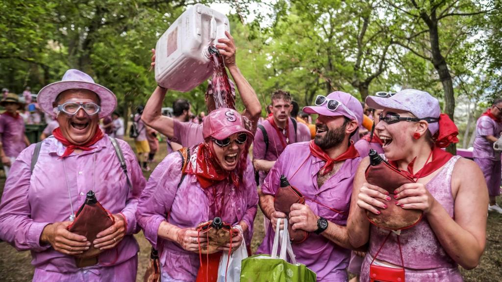 Unos 8.000 guerreros emplean casi 40.000 litros de vino como arma para protagonizar la tradicional Batalla del Vino en la ciudad riojana de Haro, declarada Fiesta de Interés Nacional.