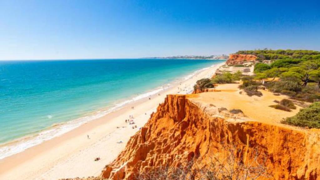 Vista aérea de Praia Da Falésia, en Portugal.