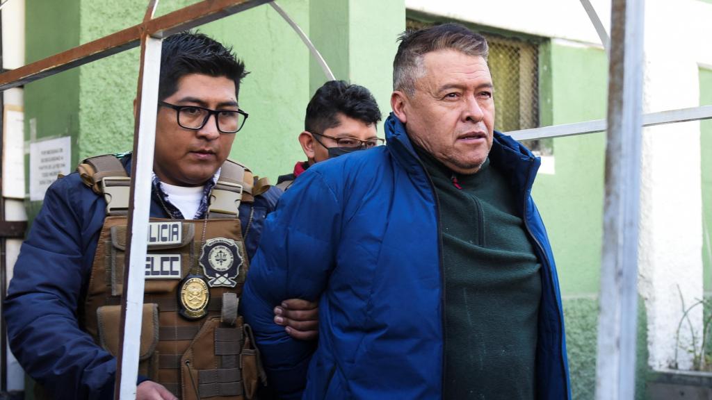 El general boliviano Juan José Zúñiga es trasladado a una cárcel de máxima seguridad de Chonchocoro.