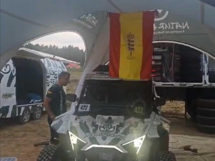 El vivac del Natourhouse Raid Team en el Rallye Breslau presidido por una bandera de España