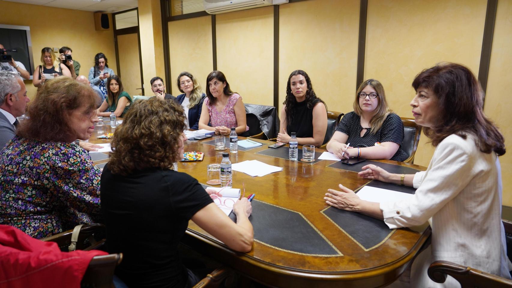 La ministra Ana Redondo se reúne con miembros del colectivo LGTBI