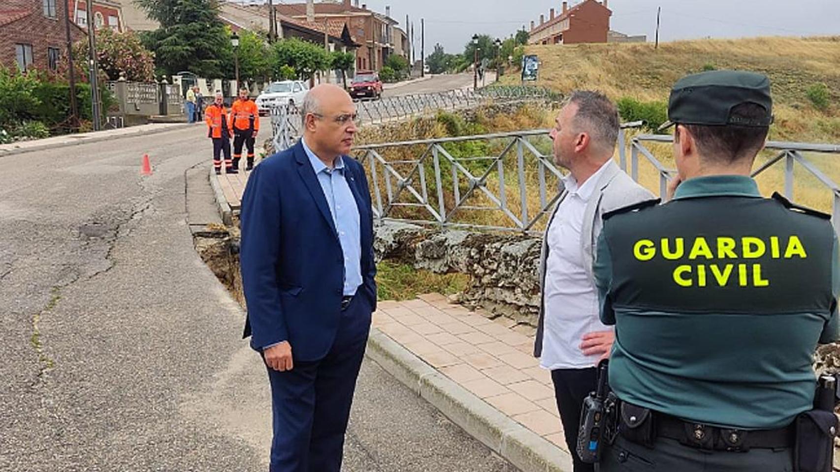 El subdelegado del Gobierno, Jacinto Canales, junto al alcalde de Portillo, Juan Antonio Esteban