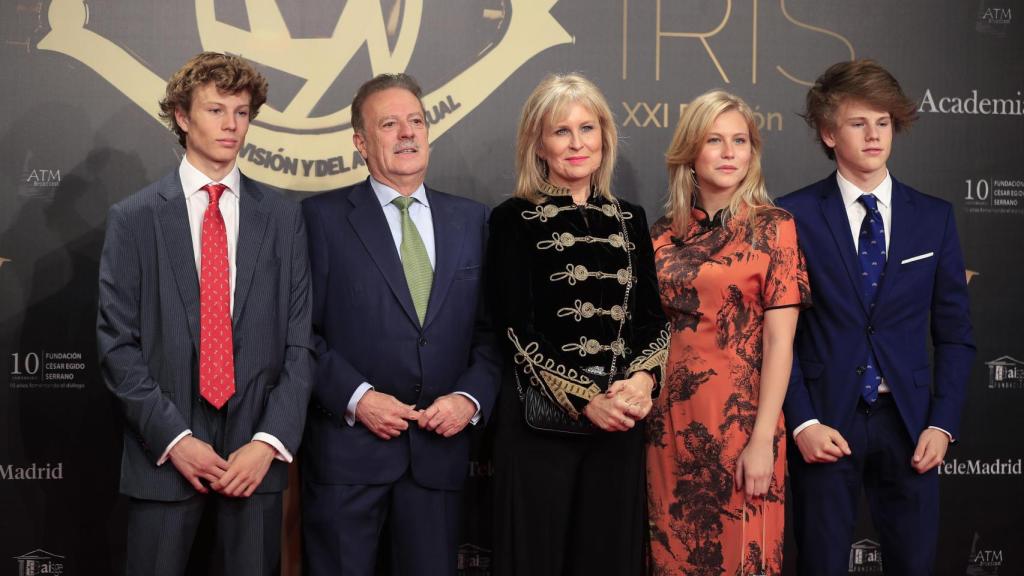 María Rey y Manuel Campo Vidal junto a sus tres hijos en una entrega de premios en 2019.