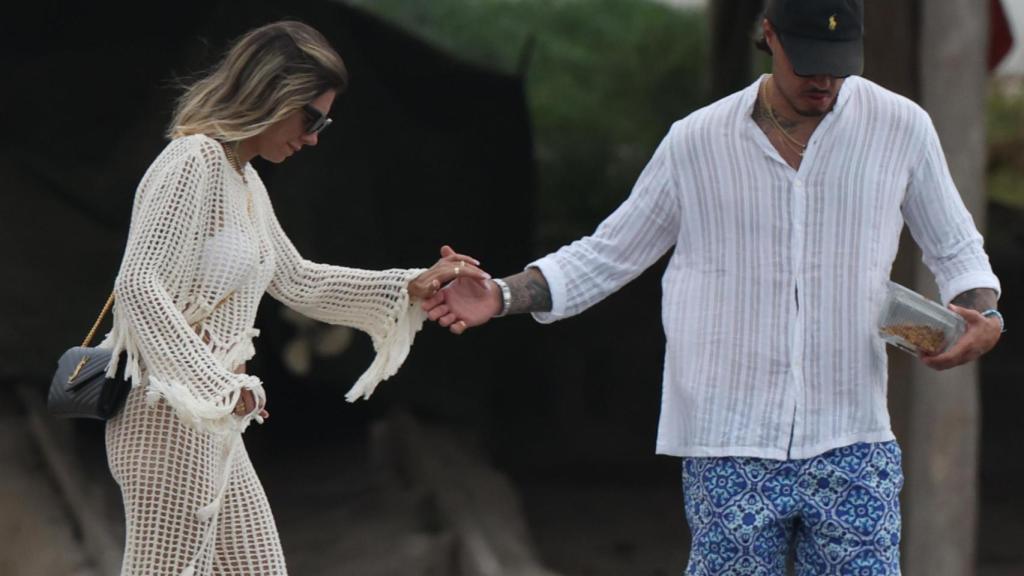 Alejandra Rubio y Carlo Costanzia en Ibiza tras anunciar que esperan un bebé.