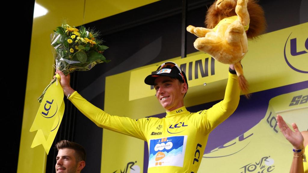 Romain Bardet se enfunda el primer maillot amarillo del Tour de Francia