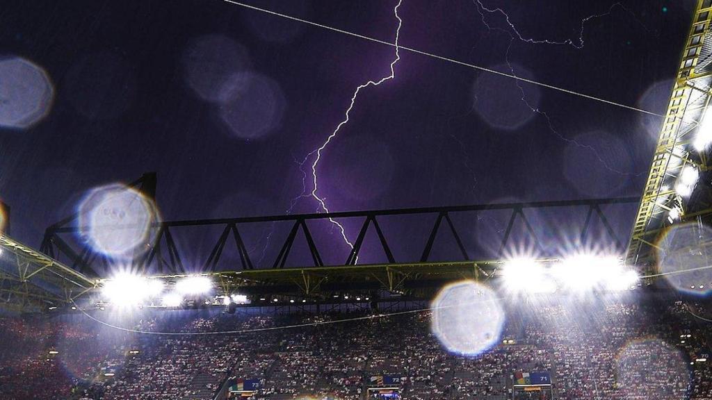 Rayos caen cerca del BVB Stadion de Dortmund