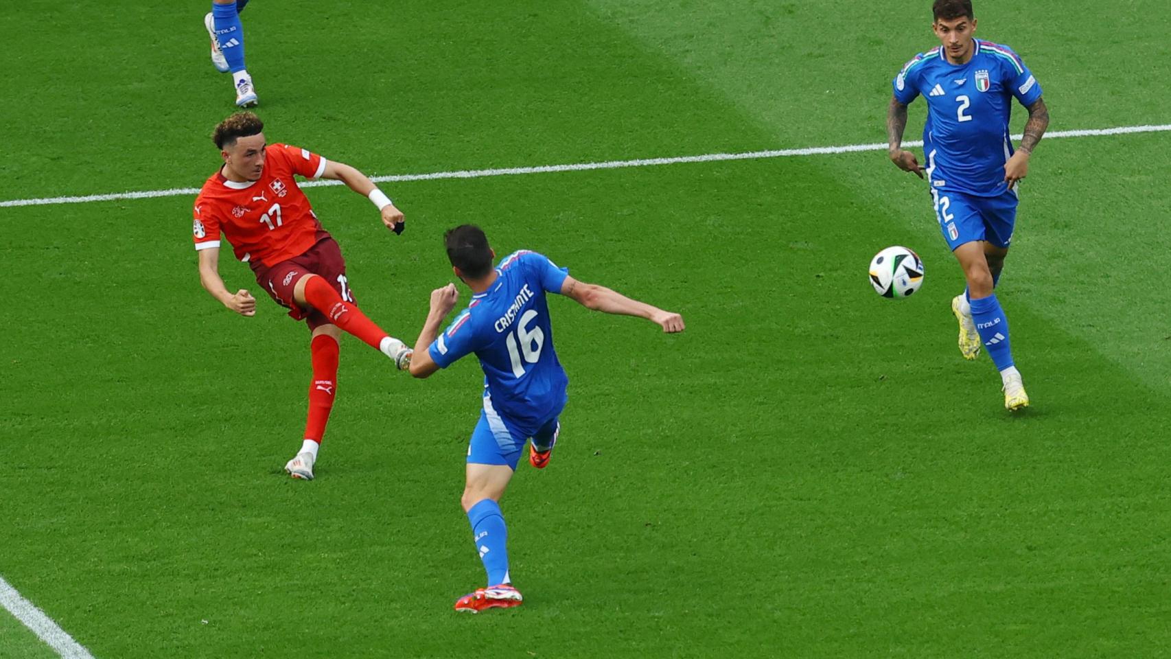 Vargas hace el segundo gol de Suiza con su disparo desde el costado.