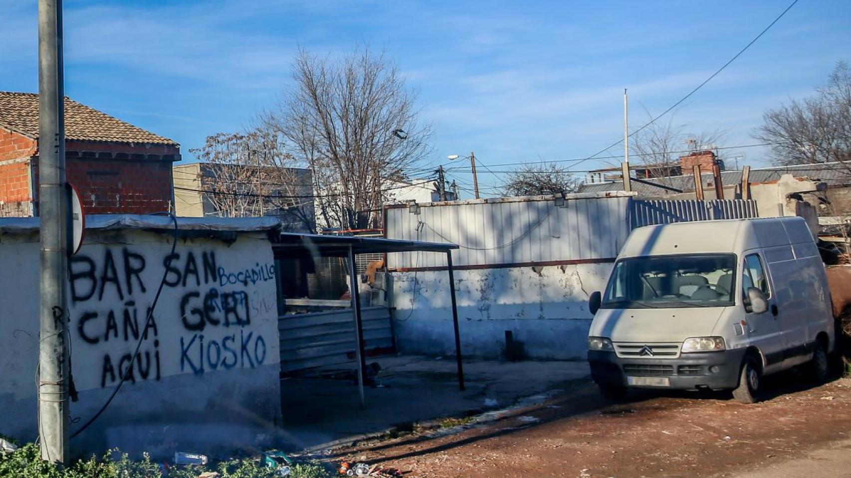 Una furgoneta aparcada en el Sector 6 de la Cañada Real.