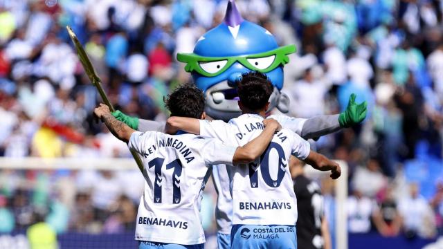Kevin y Larrubia celebran un gol con el Málaga CF