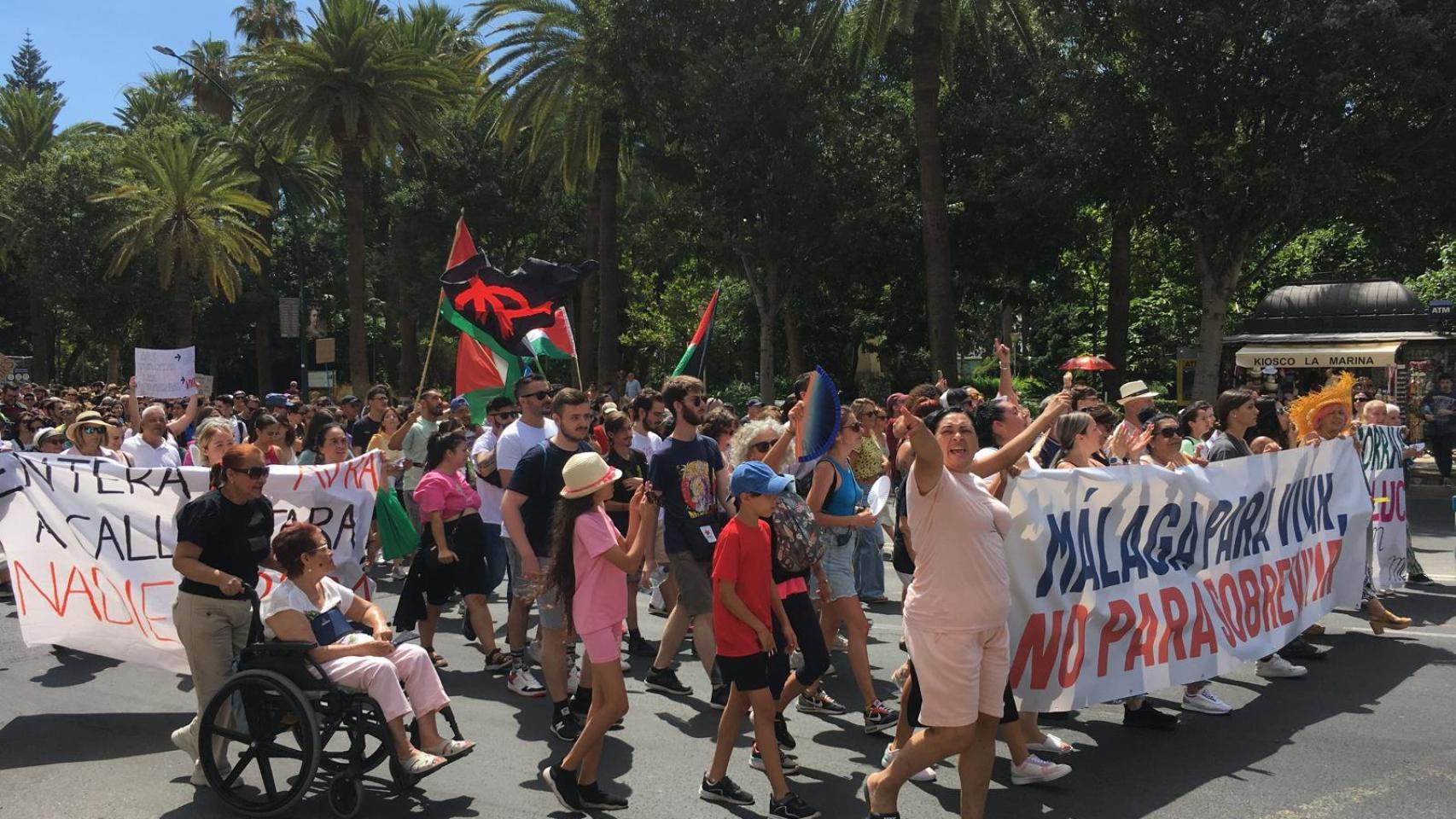 Fotogalería: Todas las imágenes de la manifestación vecinal para reivindicar el acceso a la vivienda en Málaga