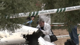 La Guardia Civil investiga la avioneta accidentada en Córdoba.