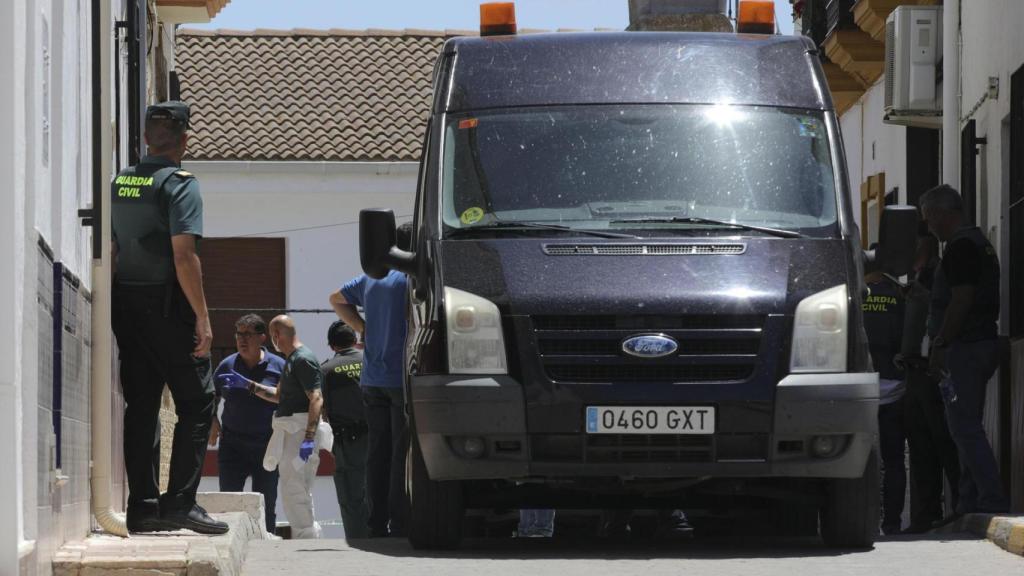 La Policía Judicial procede a la retirada de los cadáveres en un furgón funerario del domicilio de Zafarraya (Granada).