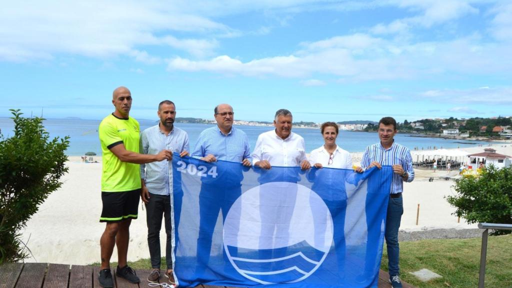 Sanxenxo instala sus 17 banderas azules en 2024.