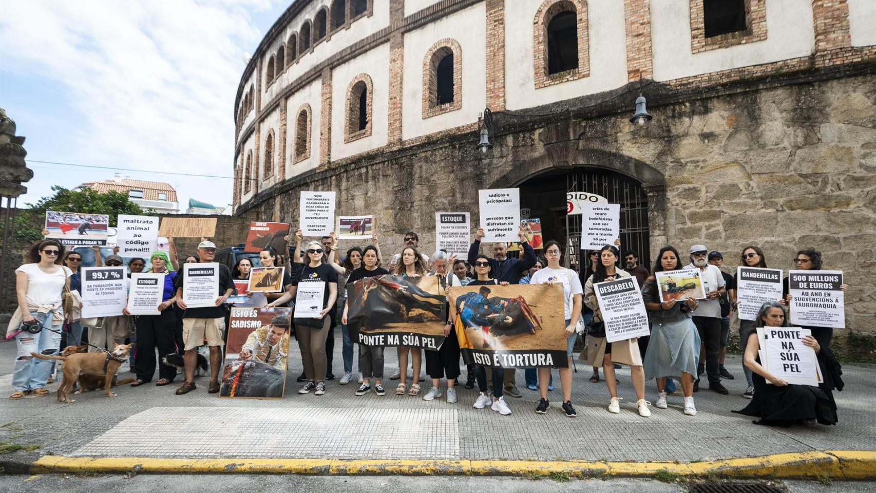 Colectivos animalistas se concentraron contra la becerrada de Pontevedra.