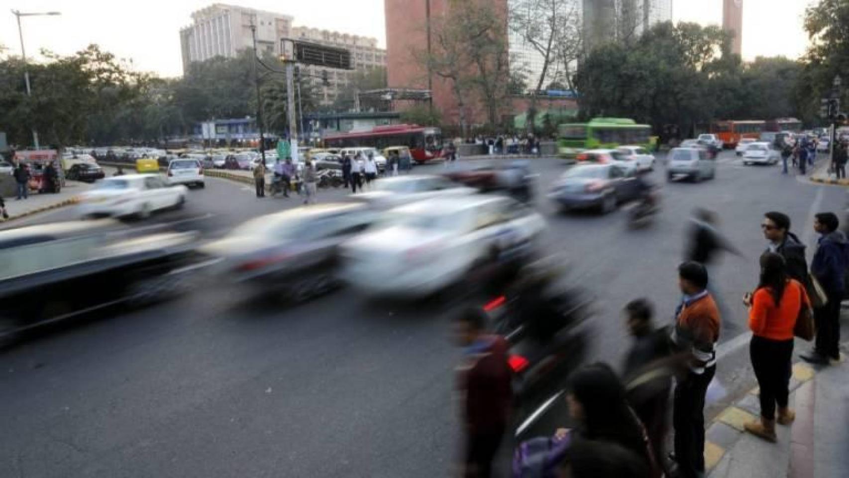 Coches en una de las avenidas principales de Valencia. Efe