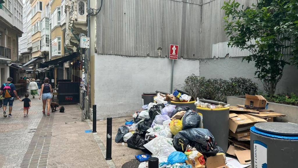 Basura acumulada en la calle de la Barrera de A Coruña