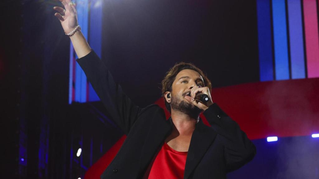 El cantante Manuel Carrasco durante el concierto ofrecido este sábado en el estadio Santiago Bernabéu, en Madrid. EFE/Juanjo Martín