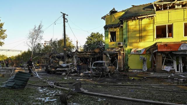Los bomberos tratan de apagar las llamas tras un ataque con misiles rusos en la ciudad de Vilniansk, en la región de Zaporiyia.