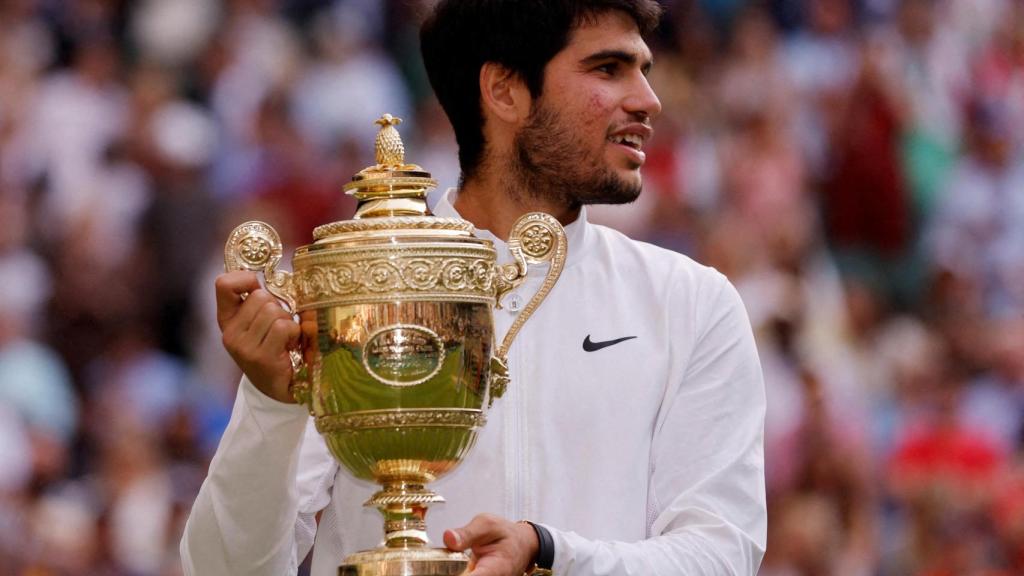 Carlos Alcaraz posa con el trofeo de Wimbledon.