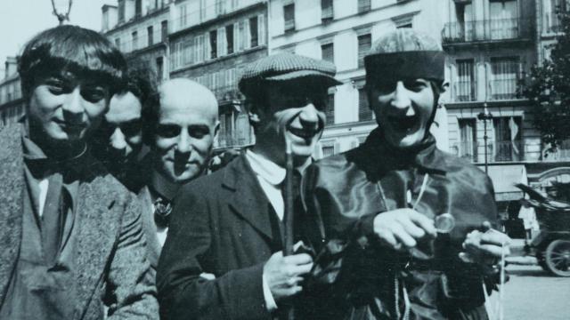 Manuel Ortiz de Zárate, Moishe Kisling, Max Jacob, Pablo Picasso y Paquerette, retratados por Jean Cocteau en 1916, en Montparnasse (París). Foto: Museo de Arte Moderno de Céret
