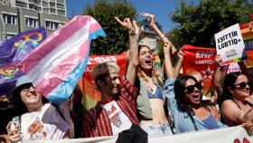 La comunidad LGBT+ de Turquía se reúne en el desfile del Orgullo en Estambul.