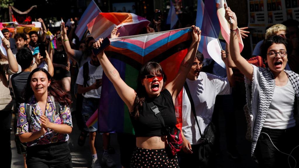 La comunidad LGBTQ de Turquía se reúne en el desfile del Orgullo en Estambul.