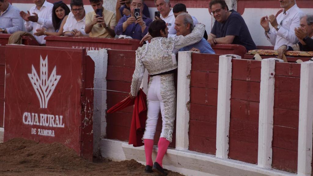 Cayetano brinda un toro al doctor Enrique Crespo