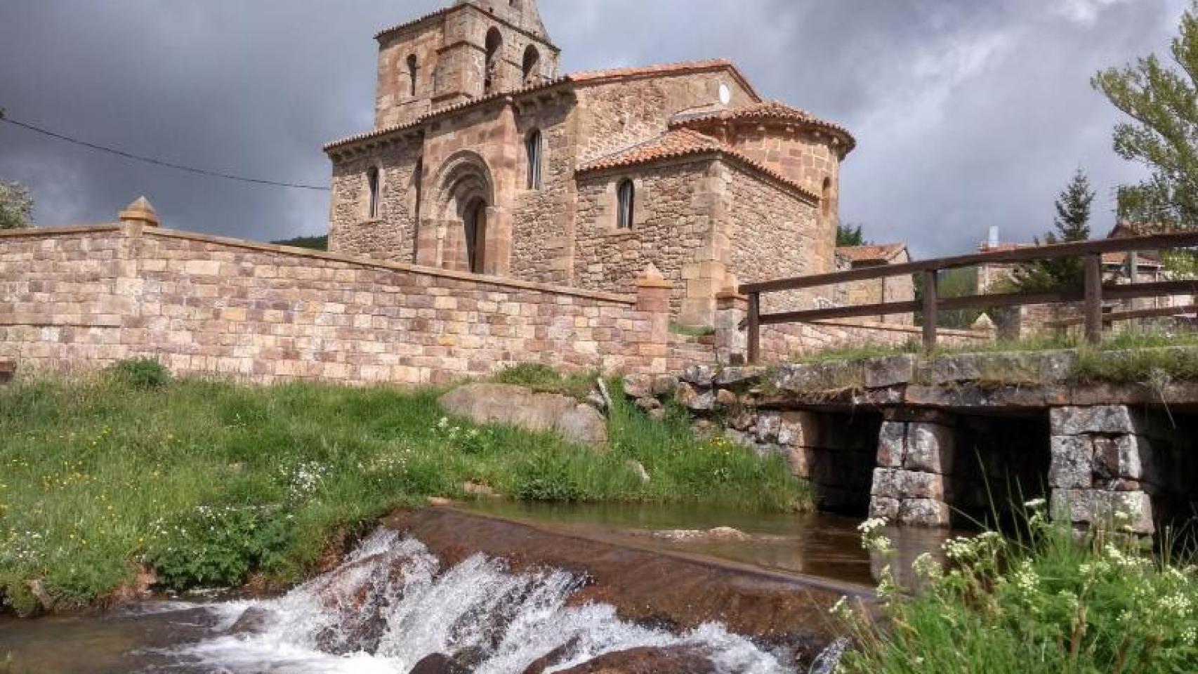 Fachada de la iglesia a los pies del río