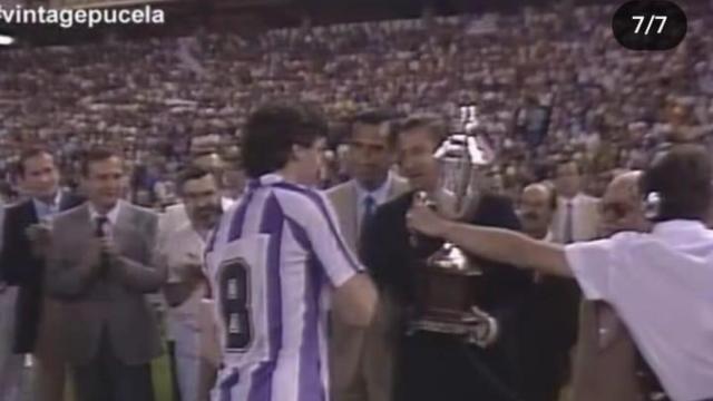 Momento en que el Pepe Moré recibía el trofeo de la Copa de la Liga