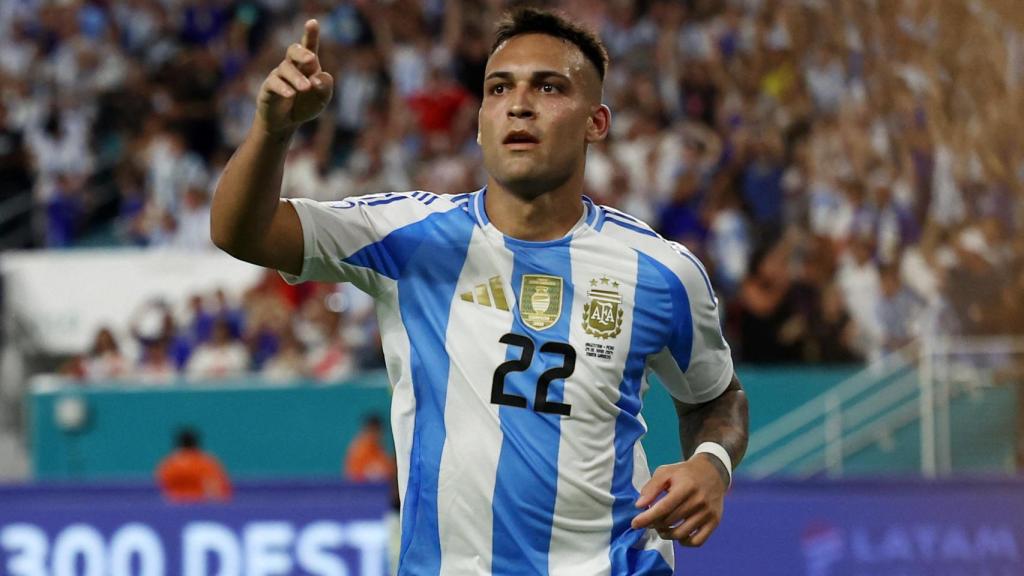 Lautaro Martínez celebra un gol con la selección argentina.