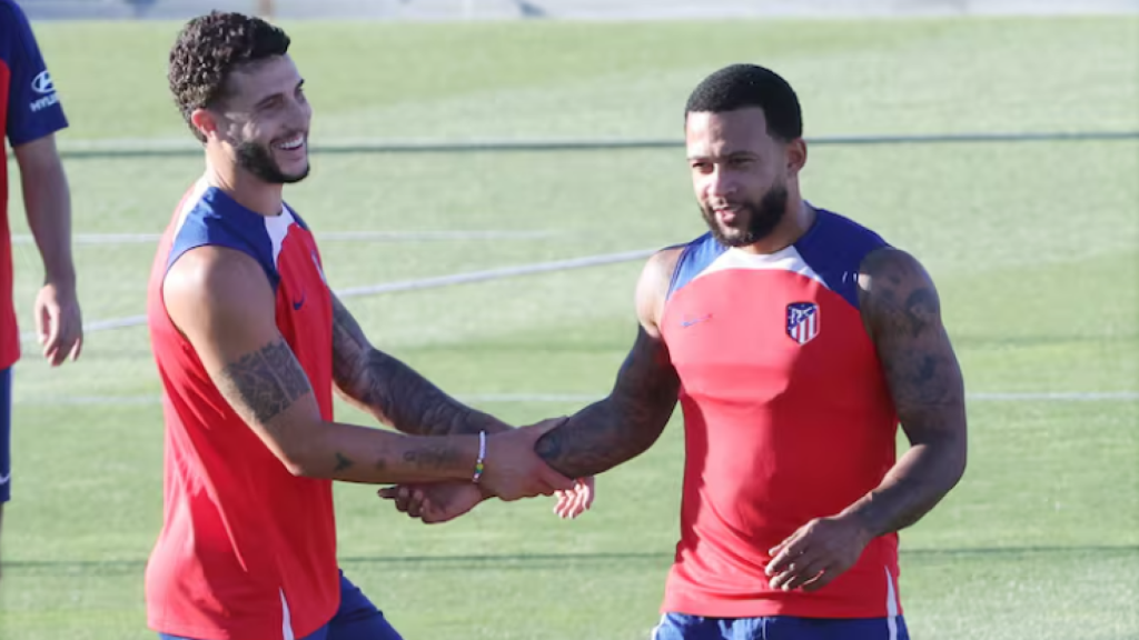 Mario Hermoso y Memphis Depay, durante un entrenamiento.