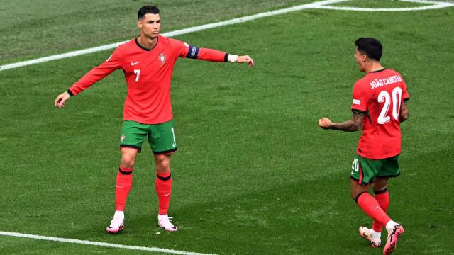 Cristiano Ronaldo celebran un gol de Portugal.