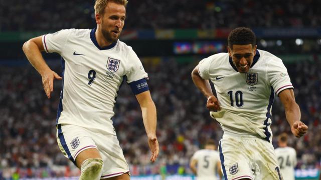 Bellingham y Kane celebran un gol de Inglaterra.