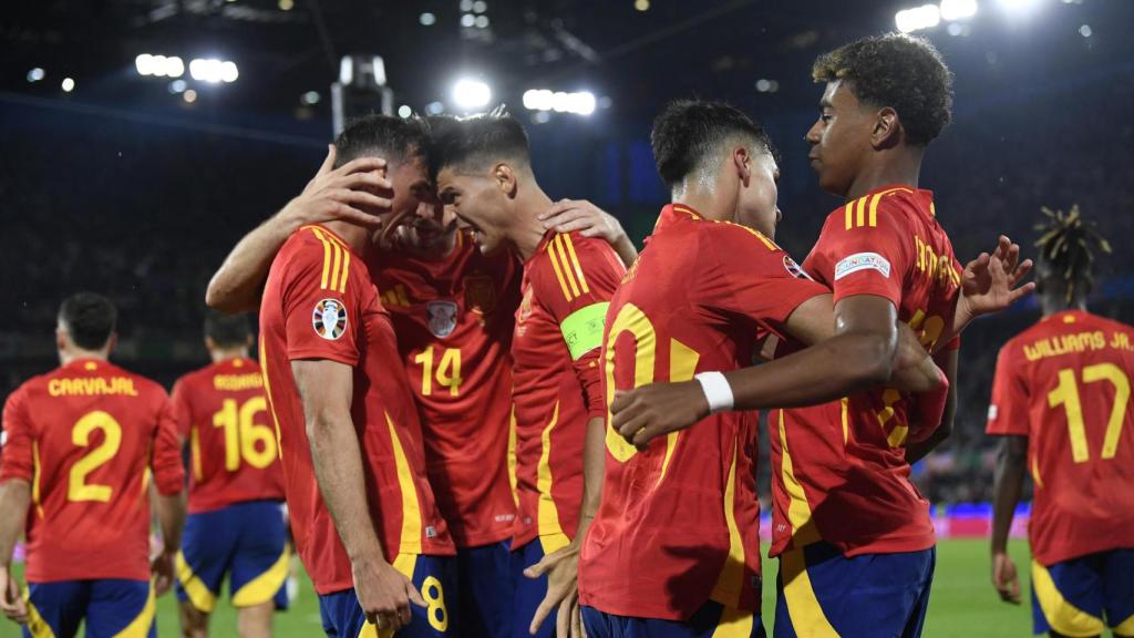 Los jugadores de España celebran uno de los goles ante Georgia.