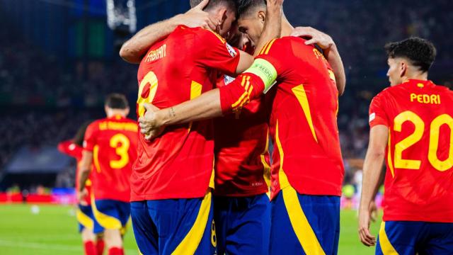 Morata y Fabián celebran un gol de España.