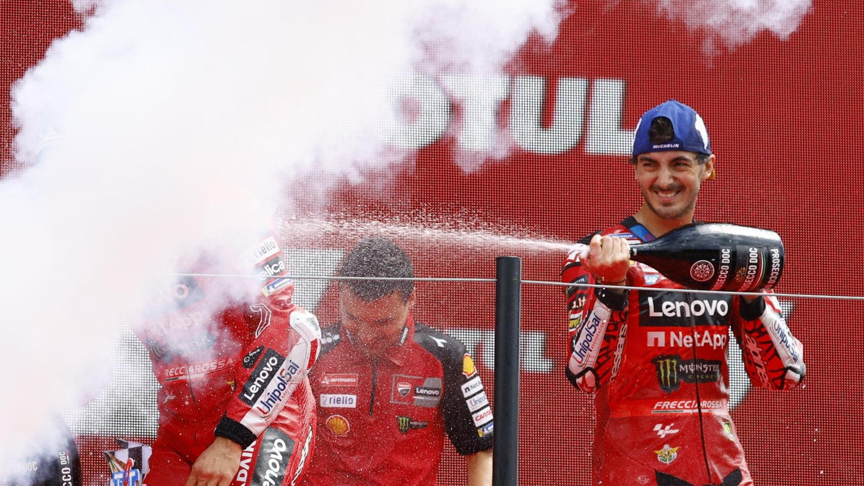 Pecco Bagnaia celebra su victoria en el GP de los Países Bajos, en el circuito de Assen.