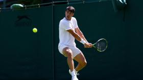Alcaraz se ejercita antes de que inicie su andadura en Wimbledon.