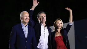 El gobernador de California, Gavin Newsom, con su esposa y Joe Biden.